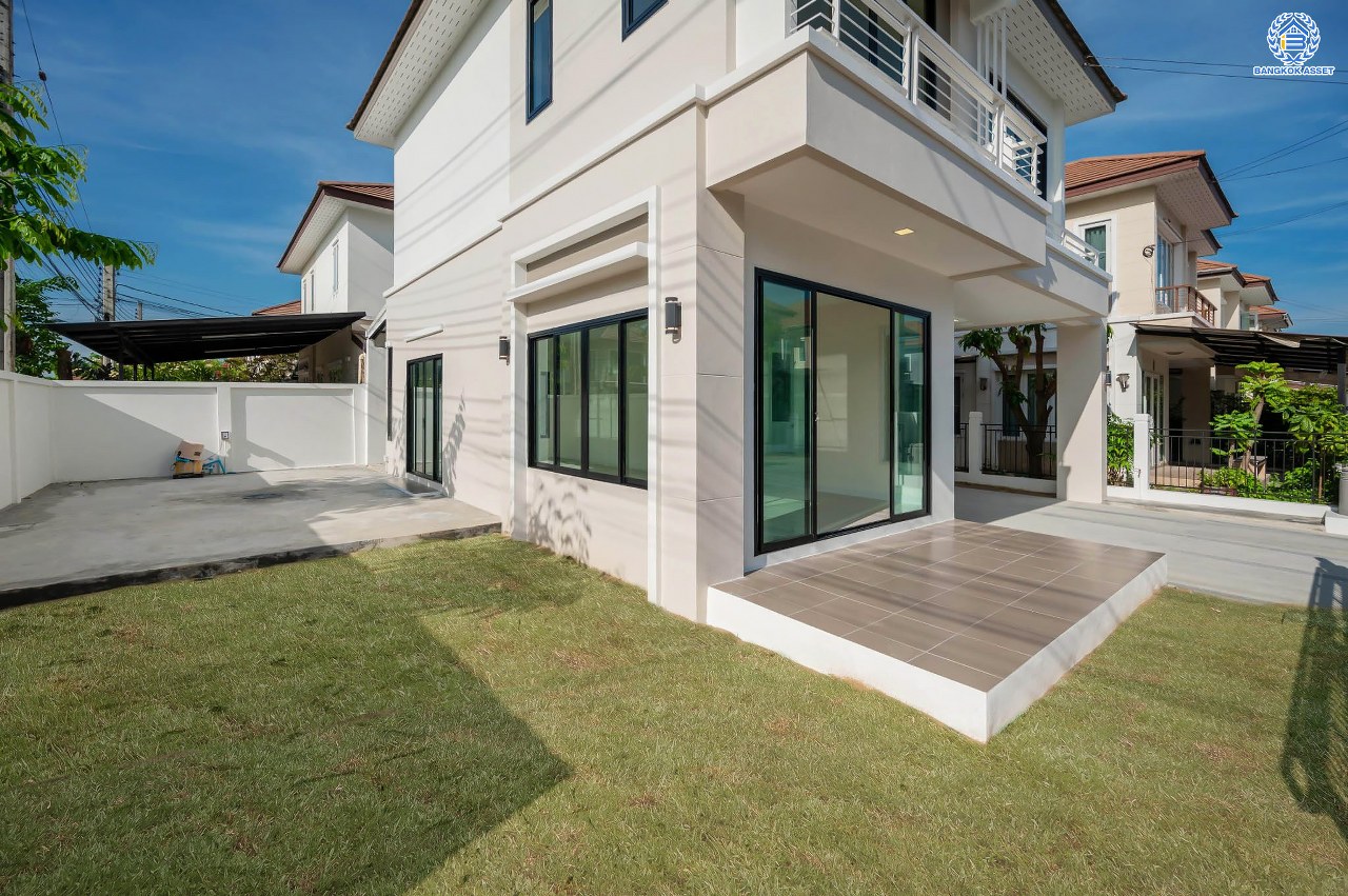 บ้านมือสองตกแต่งใหม่ โครงการ รติรมย์ ฟิฟท์ ราชพฤกษ์-ปิ่นเกล้า หลังมุม เนื้อที่ 57.5 ตร.ว. ฟังก์ชัน 3 ห้องนอน 3 ห้องน้ำ 2 ที่จอดรถ บรรยากาศเป็นส่วนตัว บนทำเลยอดนิยม เชื่อมต่อถนนสวนผัก, ถนนราชพฤกษ์, ถนนบางกรวย-ไทรน้อย ใกล้เซ็นทรัลเวสต์วิลล์ และจุดขึ้นทางด่วน "ศรีรัช"